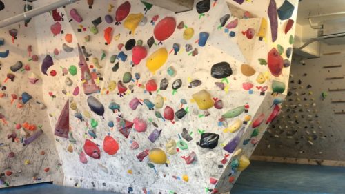 沖縄県のクライミング施設「ボルダリングジム TOPOUT（トップアウト）」